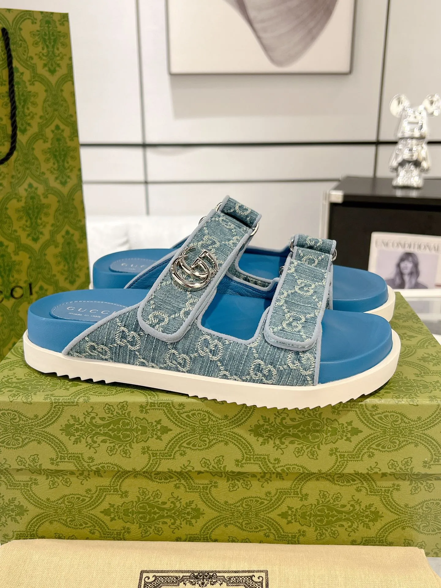 👟👟Ex-factory price 480👟👟 The latest Guccl24ss new product Double G women's Velcro sandals😎 These flat sandals are designed with Velcro straps, which are modern and sporty, bringing comfort. This accessory is crafted from light blue and ivory white GG denim fabric. The upper straps are decorated with elegant Double G-shaped accessories, showing a unique style. Gucci classic presbyopic cloth surface...hot diamond surface...rubber outsole...ZP molded midsole feet...original metal buckle/rhinestone surface Code number: 35 to 42 (41.42 is custom-made and non-refundable)